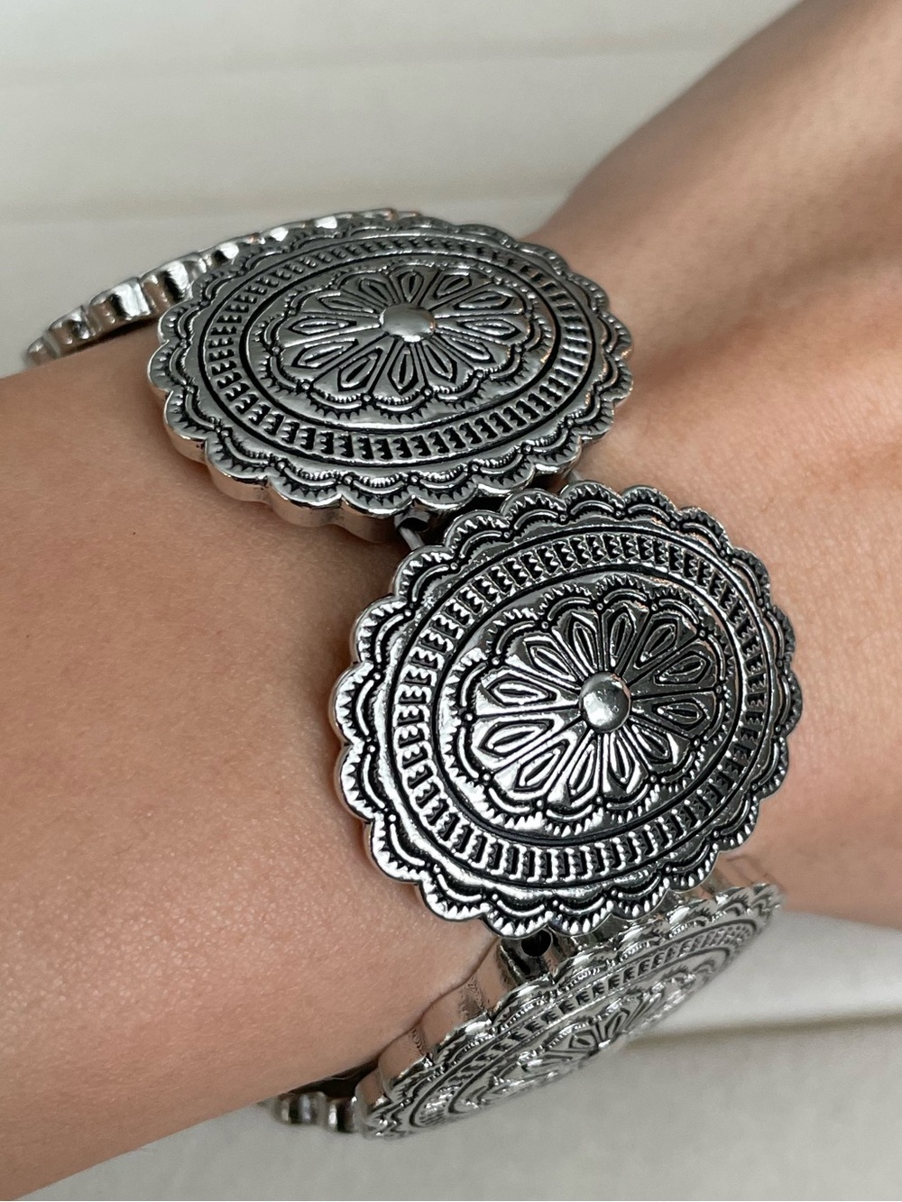 Silver Floral Concho Stretch Bracelet NEW B04-13
